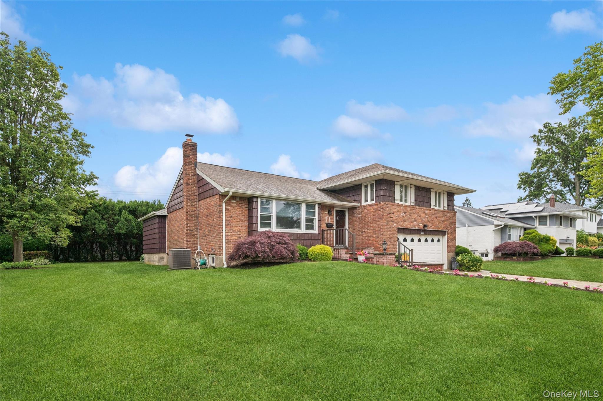952 Roxbury Dr, Westbury, NY 11590 photo