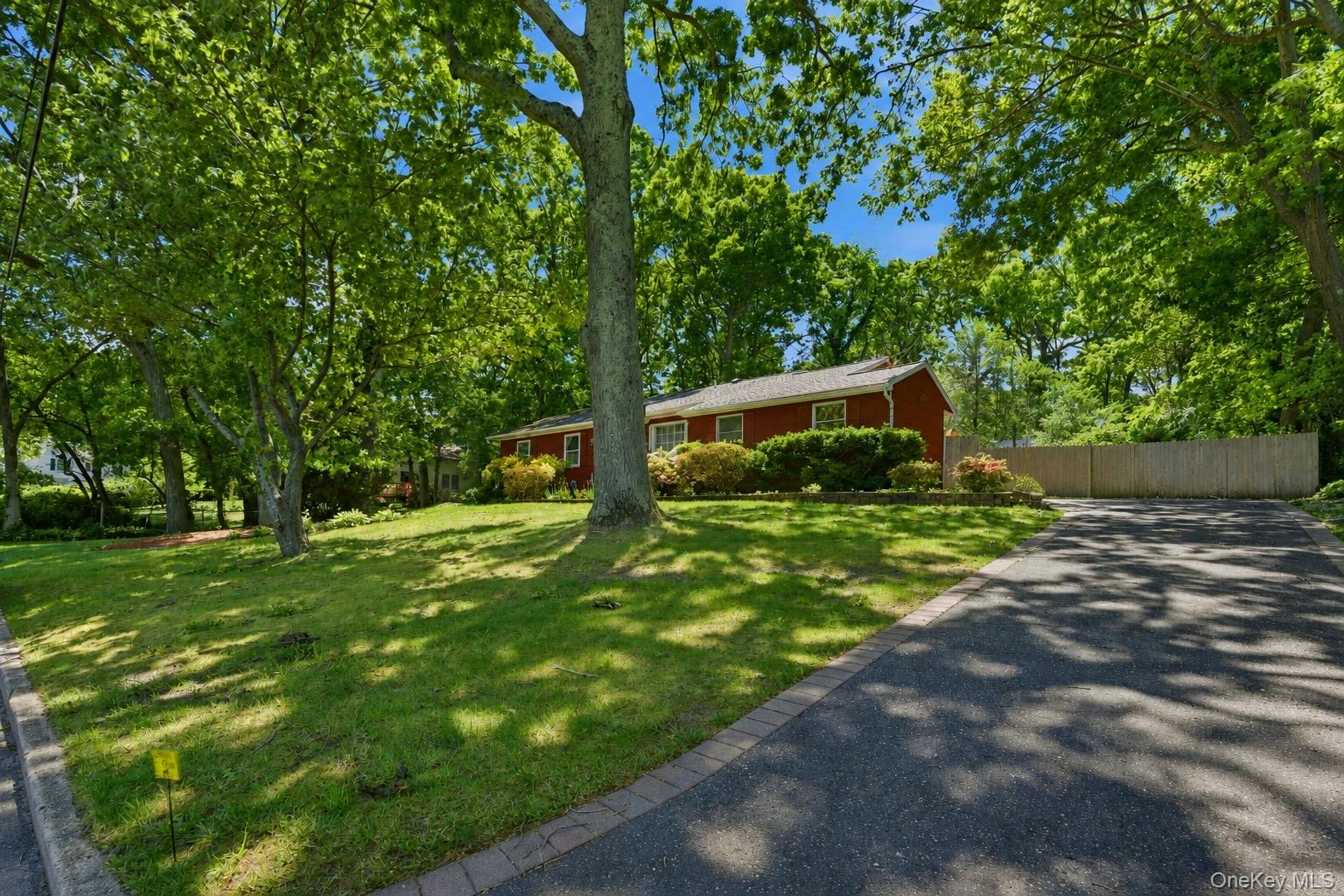 26 Valley St, Ronkonkoma, NY 11779 photo