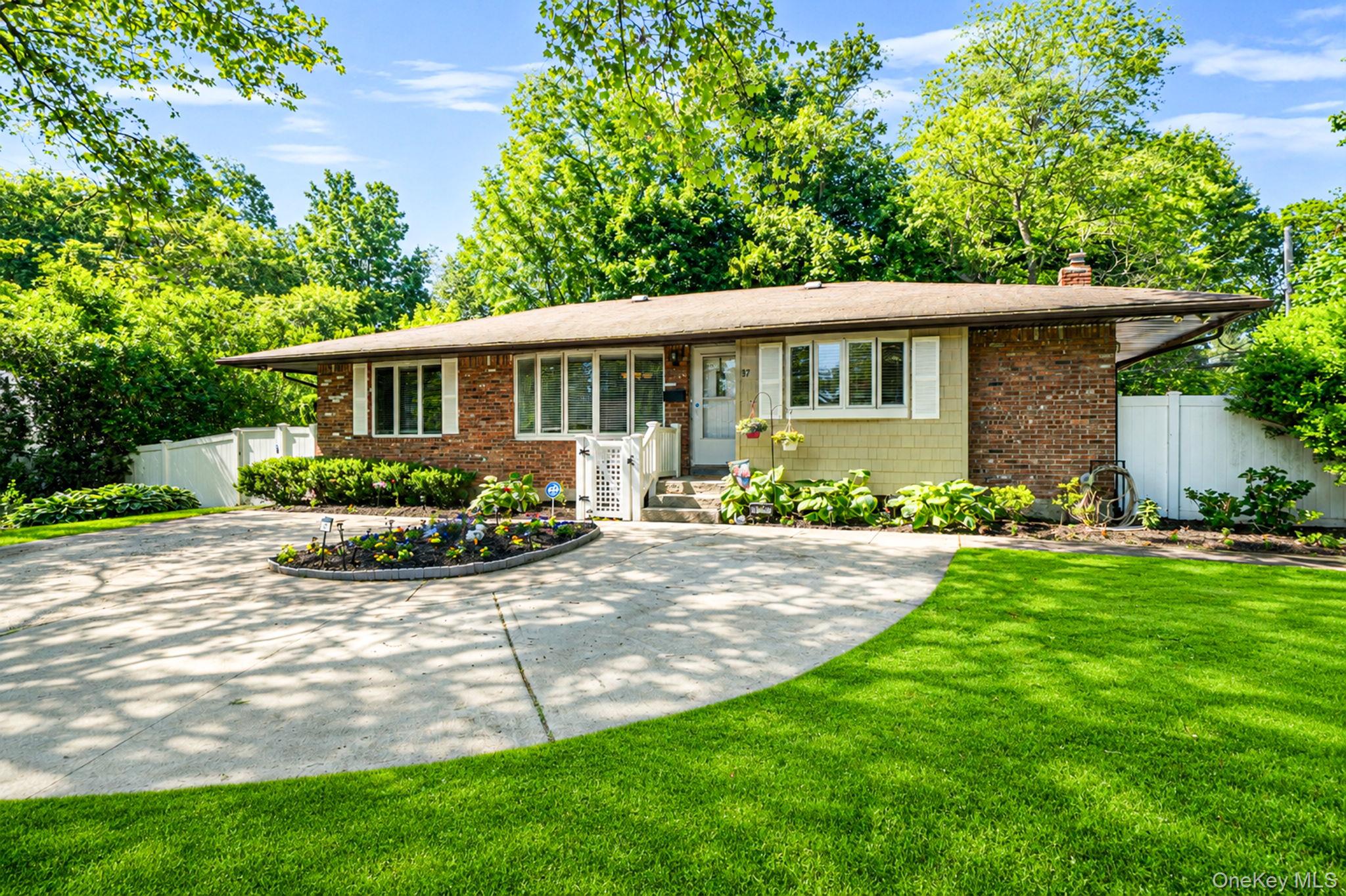 37 Coe Pl, Huntington Station, NY 11746 photo