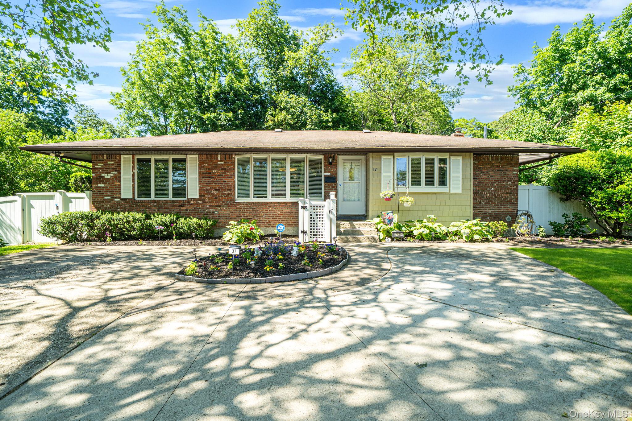 37 Coe Pl, Huntington Station, NY 11746