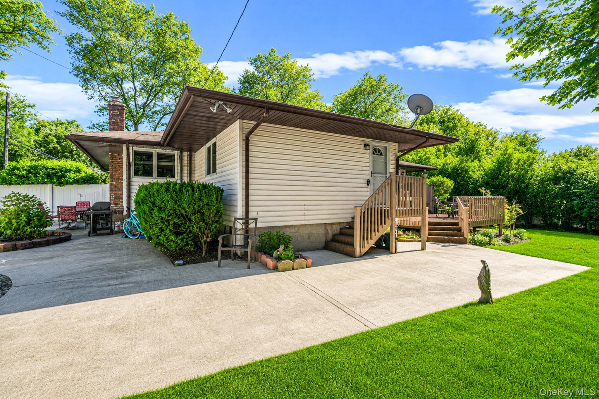 37 Coe Pl, Huntington Station, NY 11746 photo