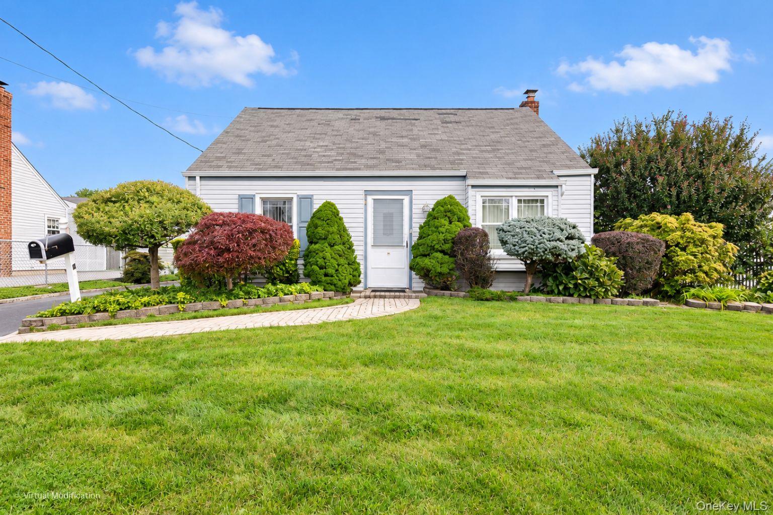 8 Park Cir, Farmingdale, NY 11735
