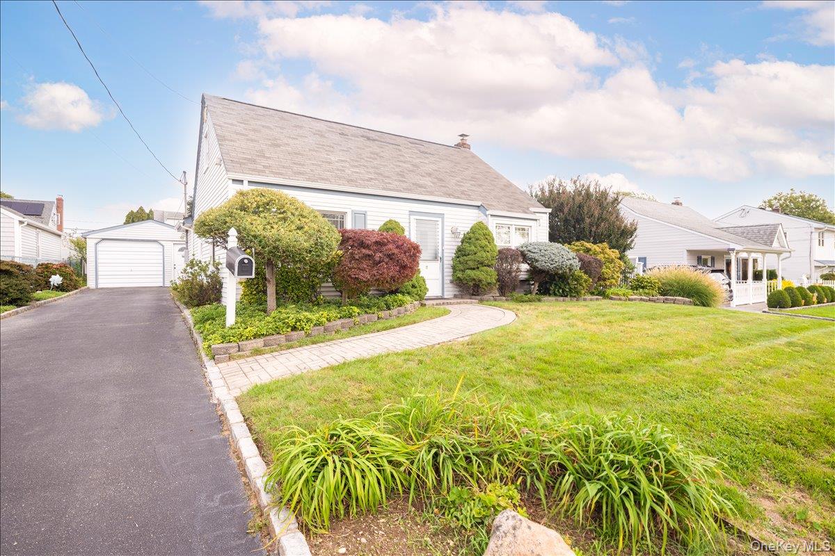 8 Park Cir, Farmingdale, NY 11735 photo