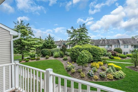 Condominium in Melville NY 1000 N Madeira Boulevard 21.jpg