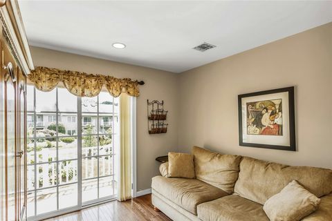 Condominium in Melville NY 1000 N Madeira Boulevard 17.jpg