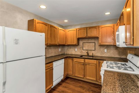 Condominium in Melville NY 1000 N Madeira Boulevard 3.jpg