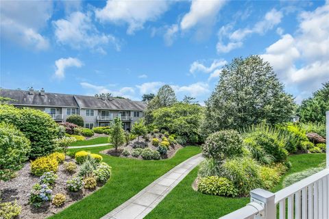 Condominium in Melville NY 1000 N Madeira Boulevard 22.jpg