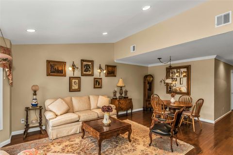 Condominium in Melville NY 1000 N Madeira Boulevard 10.jpg