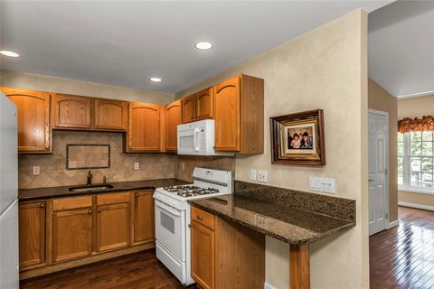Condominium in Melville NY 1000 N Madeira Boulevard 4.jpg