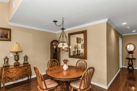 Condominium in Melville NY 1000 N Madeira Boulevard 6.jpg