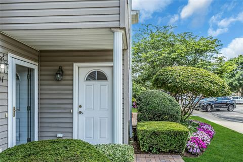 Condominium in Melville NY 1000 N Madeira Boulevard 1.jpg