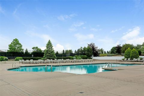 Condominium in Melville NY 1000 N Madeira Boulevard 29.jpg