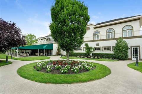 Condominium in Melville NY 1000 N Madeira Boulevard 31.jpg