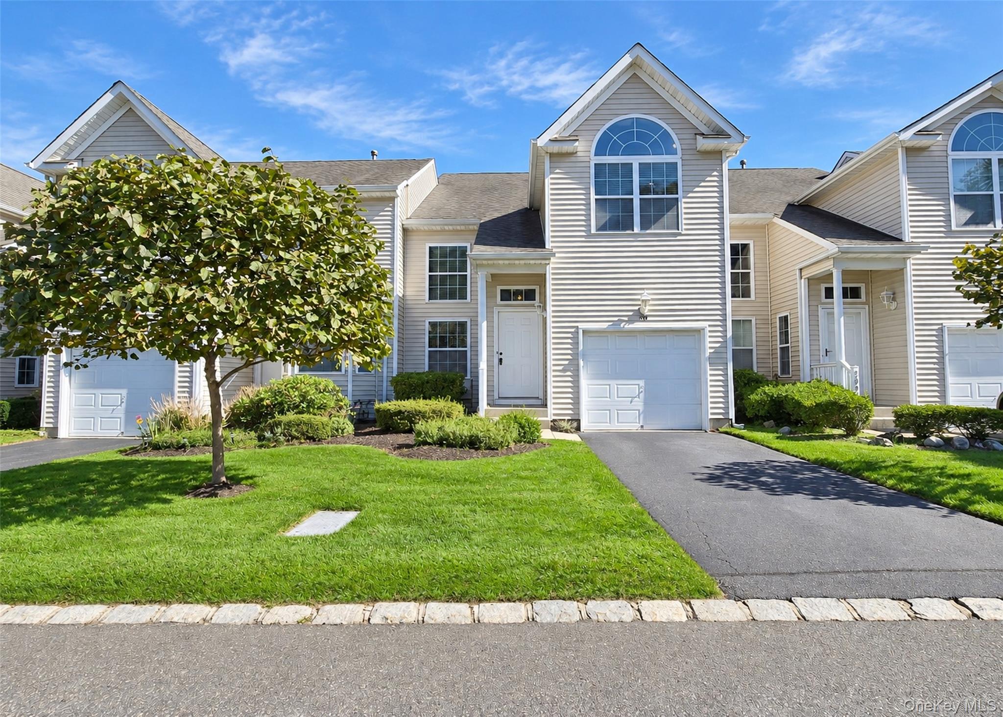 210 Kettles Ln, Medford, NY 11763