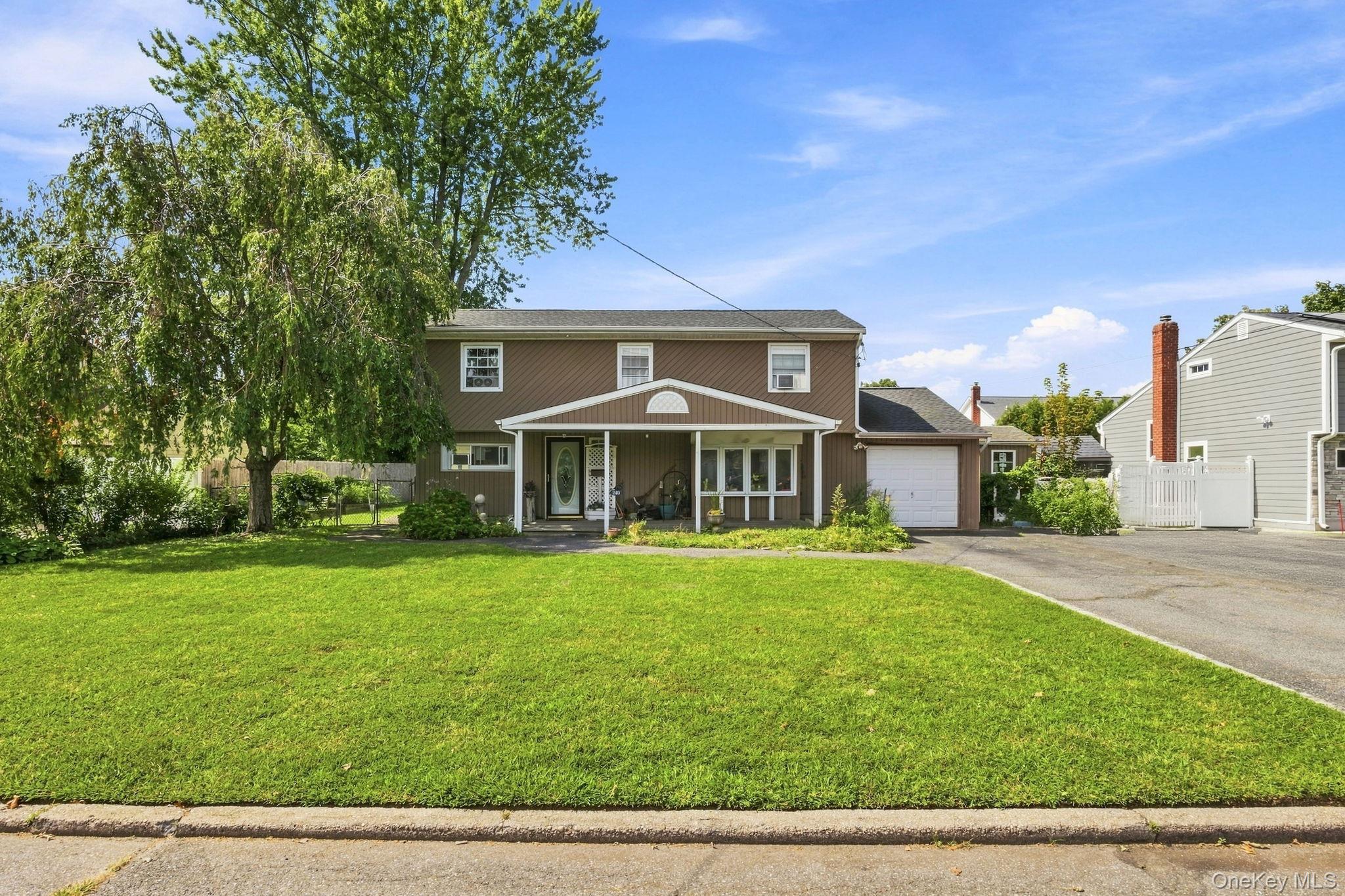 240 W 10th St, Deer Park, NY 11729 photo