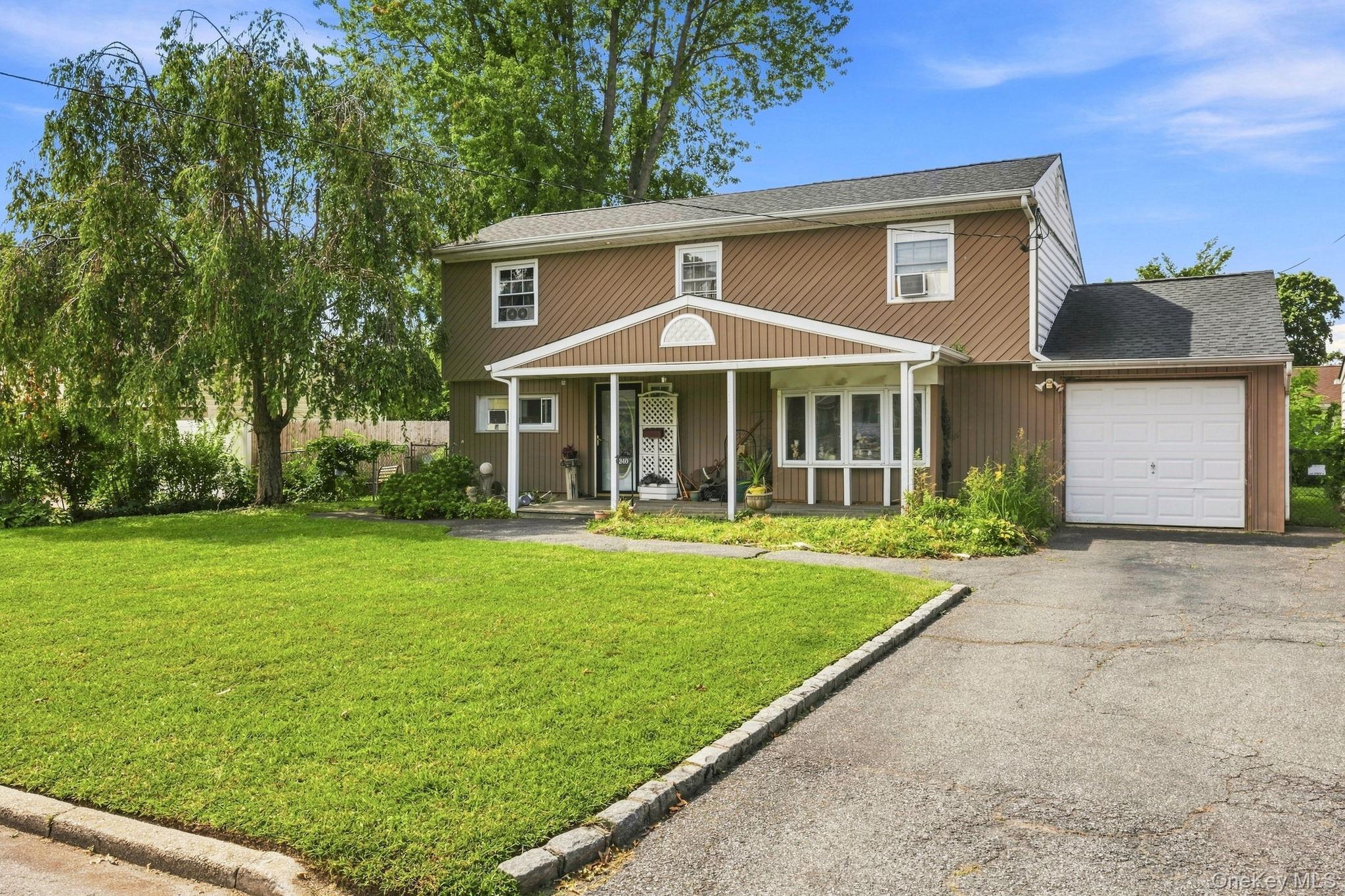 240 10th St, Deer Park, NY 11729