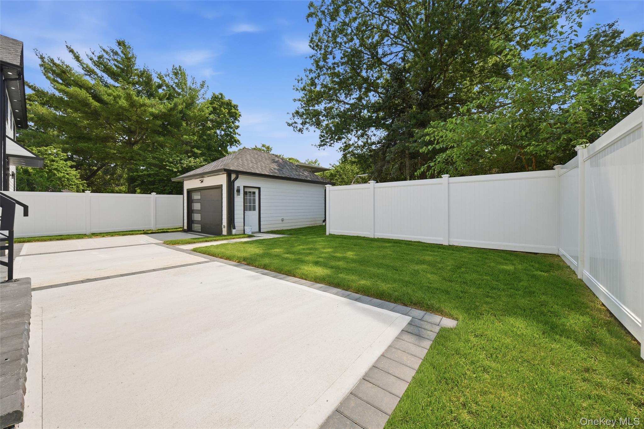 22 Surrey Ln, Valley Stream, NY 11580 photo