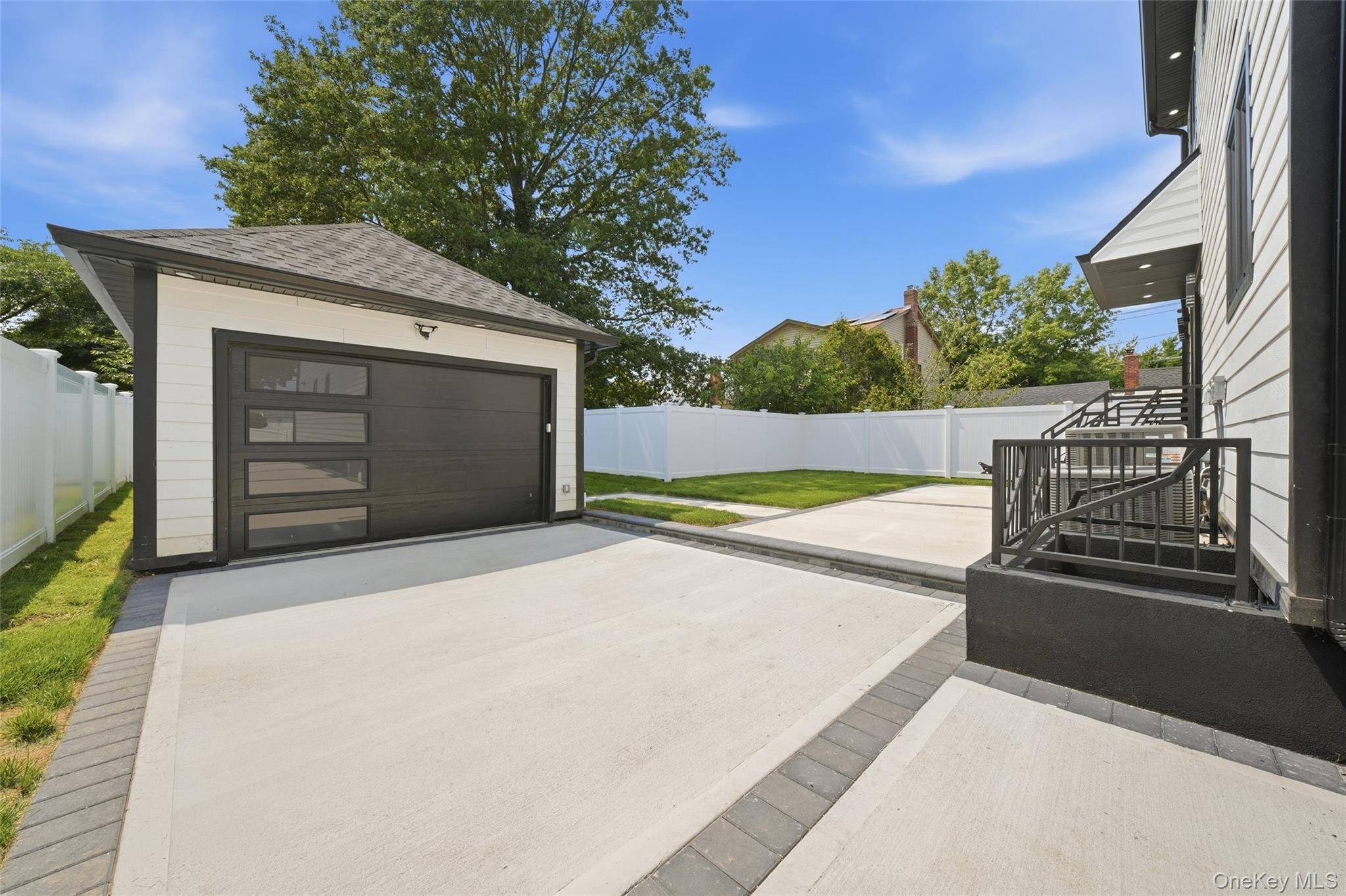 22 Surrey Ln, Valley Stream, NY 11580 photo