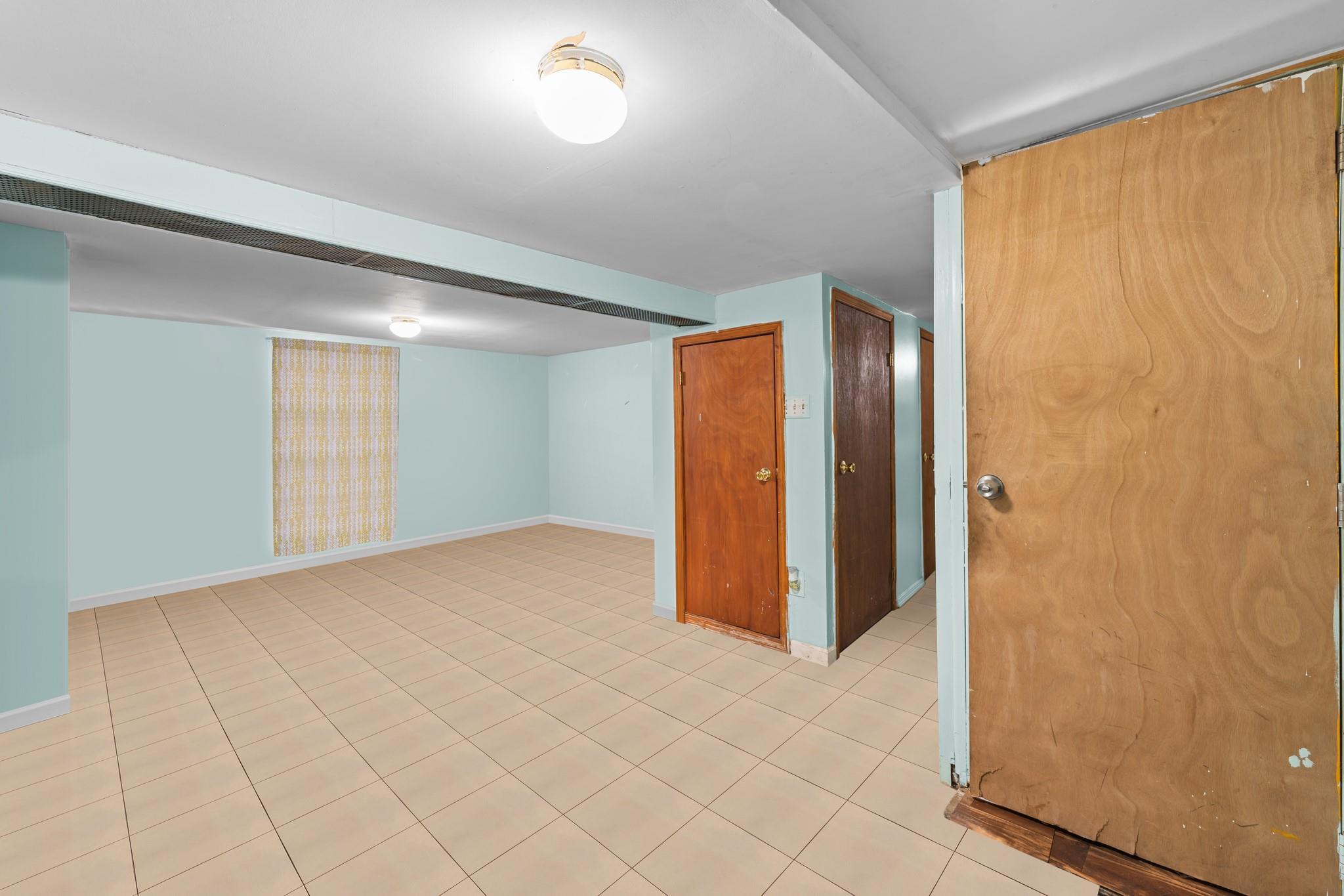 Single Family Residence in Springfield Gardens NY 13121 Mathewson Court 23.jpg