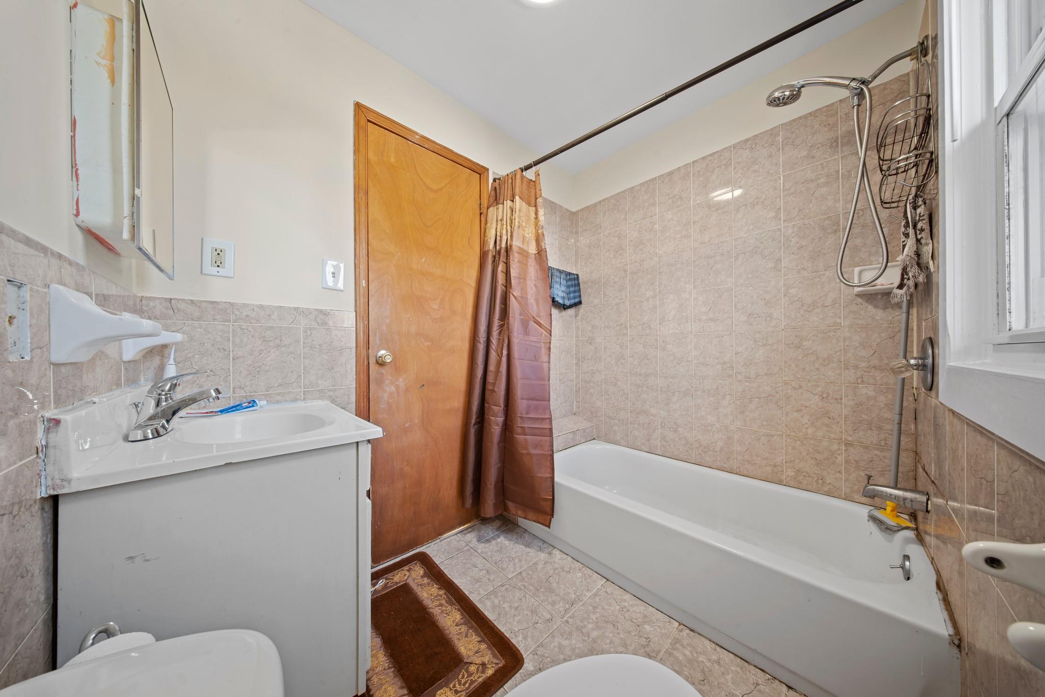 Single Family Residence in Springfield Gardens NY 13121 Mathewson Court 15.jpg