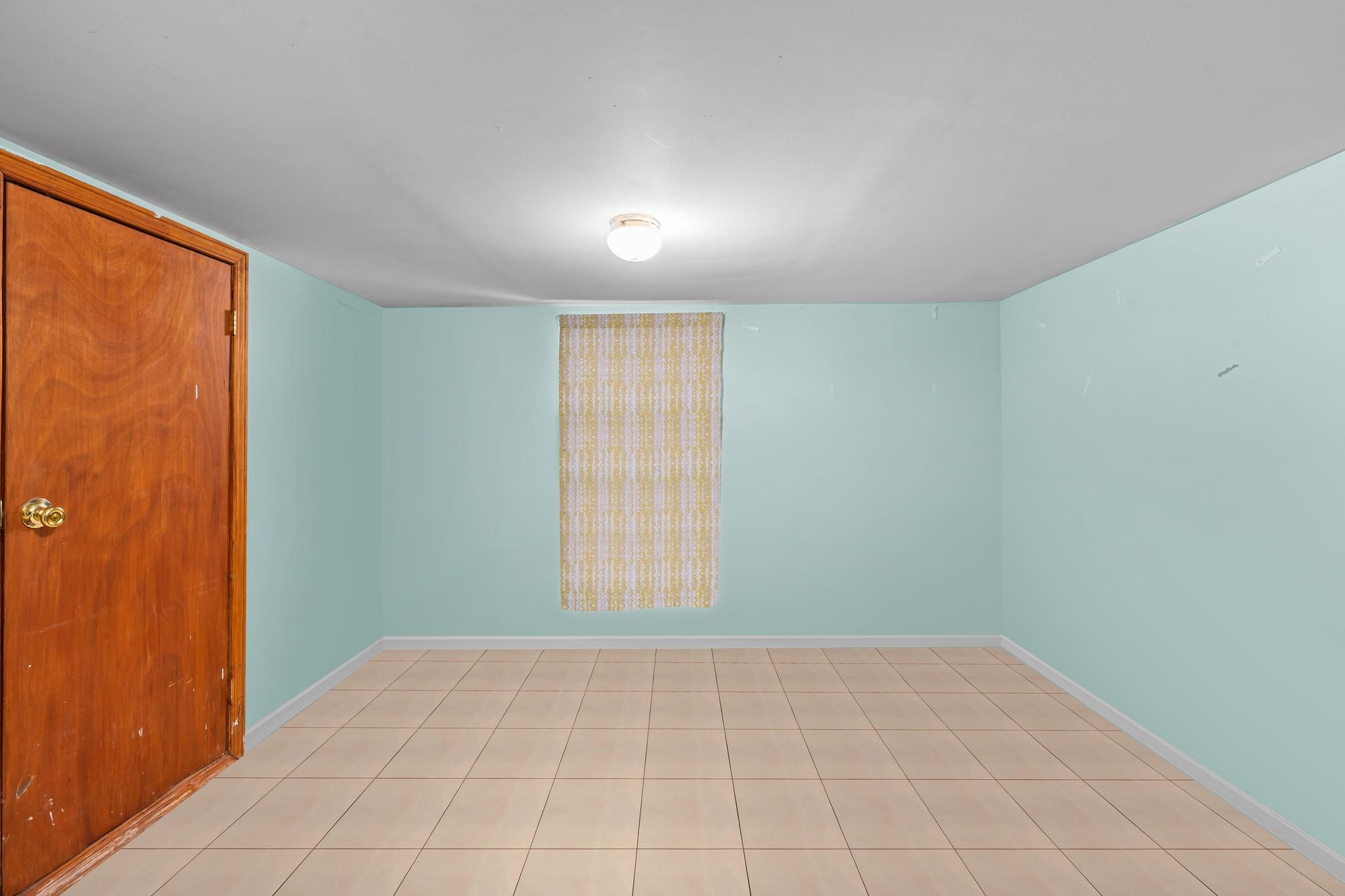 Single Family Residence in Springfield Gardens NY 13121 Mathewson Court 24.jpg