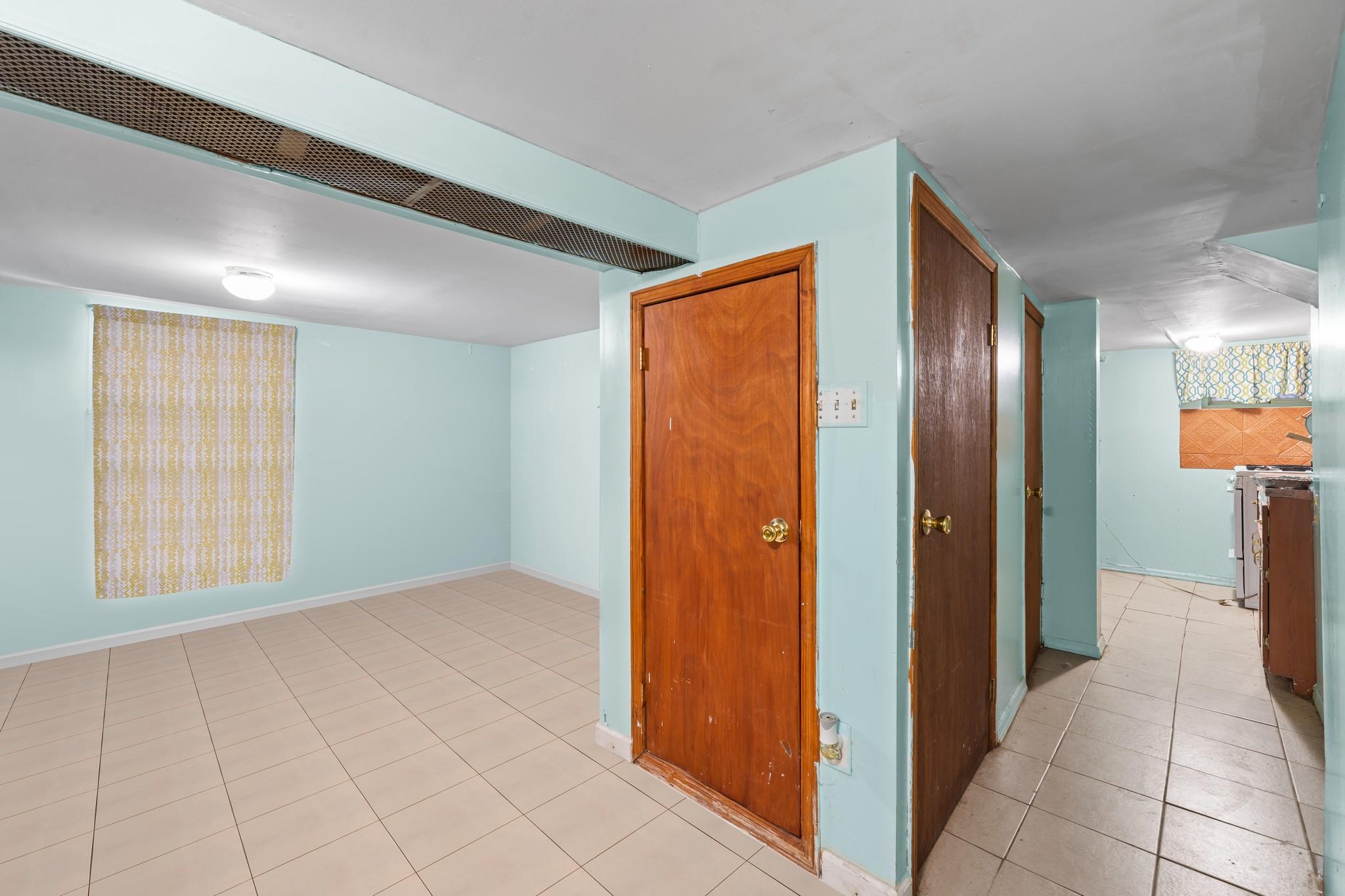 Single Family Residence in Springfield Gardens NY 13121 Mathewson Court 21.jpg