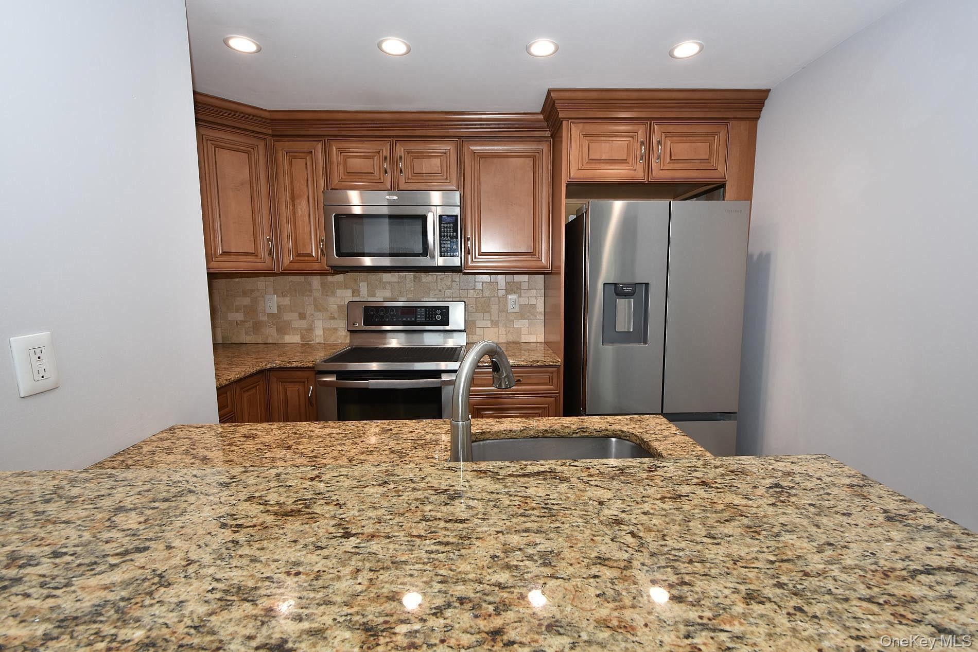 7 Swan Ln, Levittown, NY 11756 photo