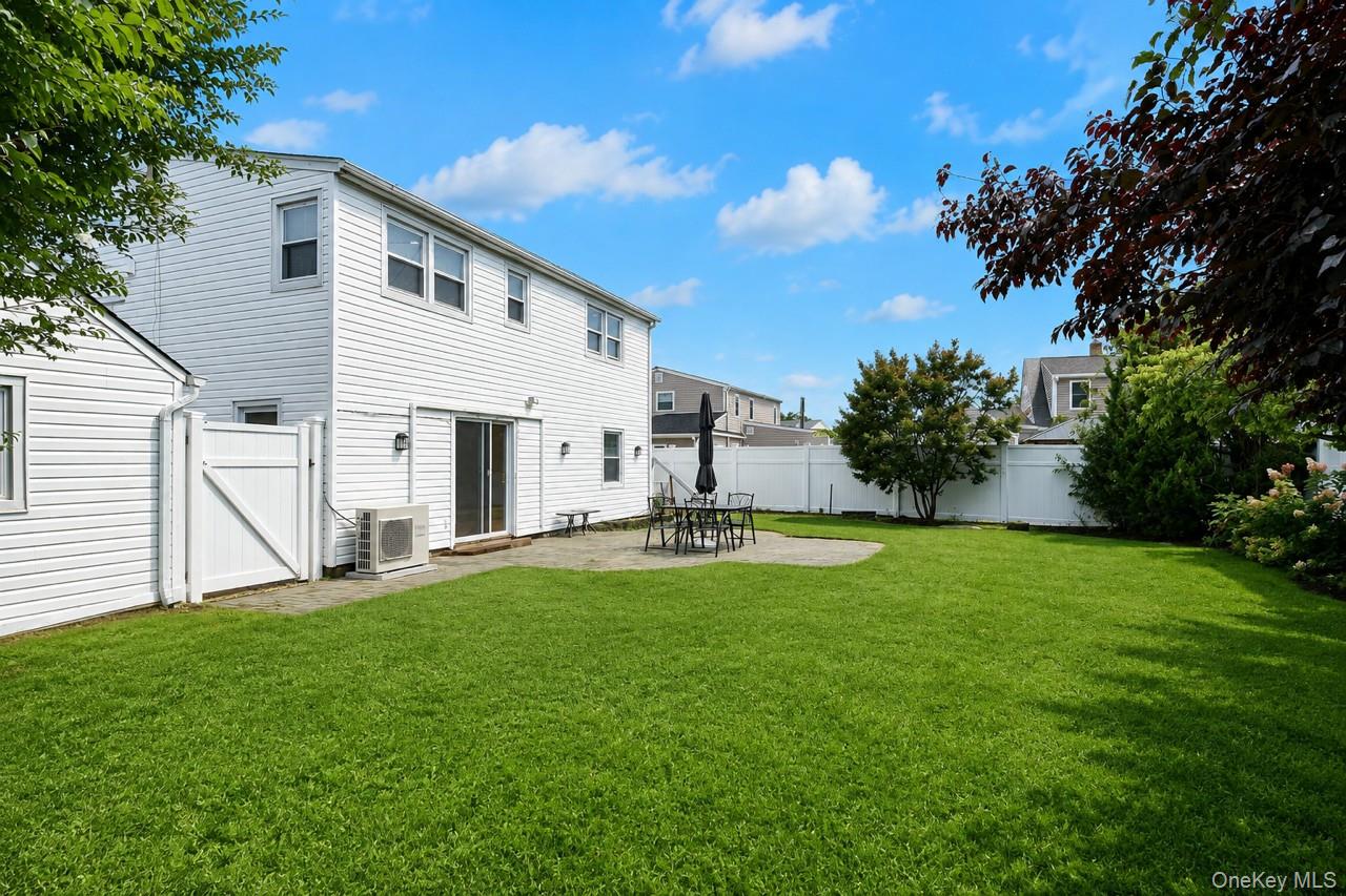 7 Swan Ln, Levittown, NY 11756 photo