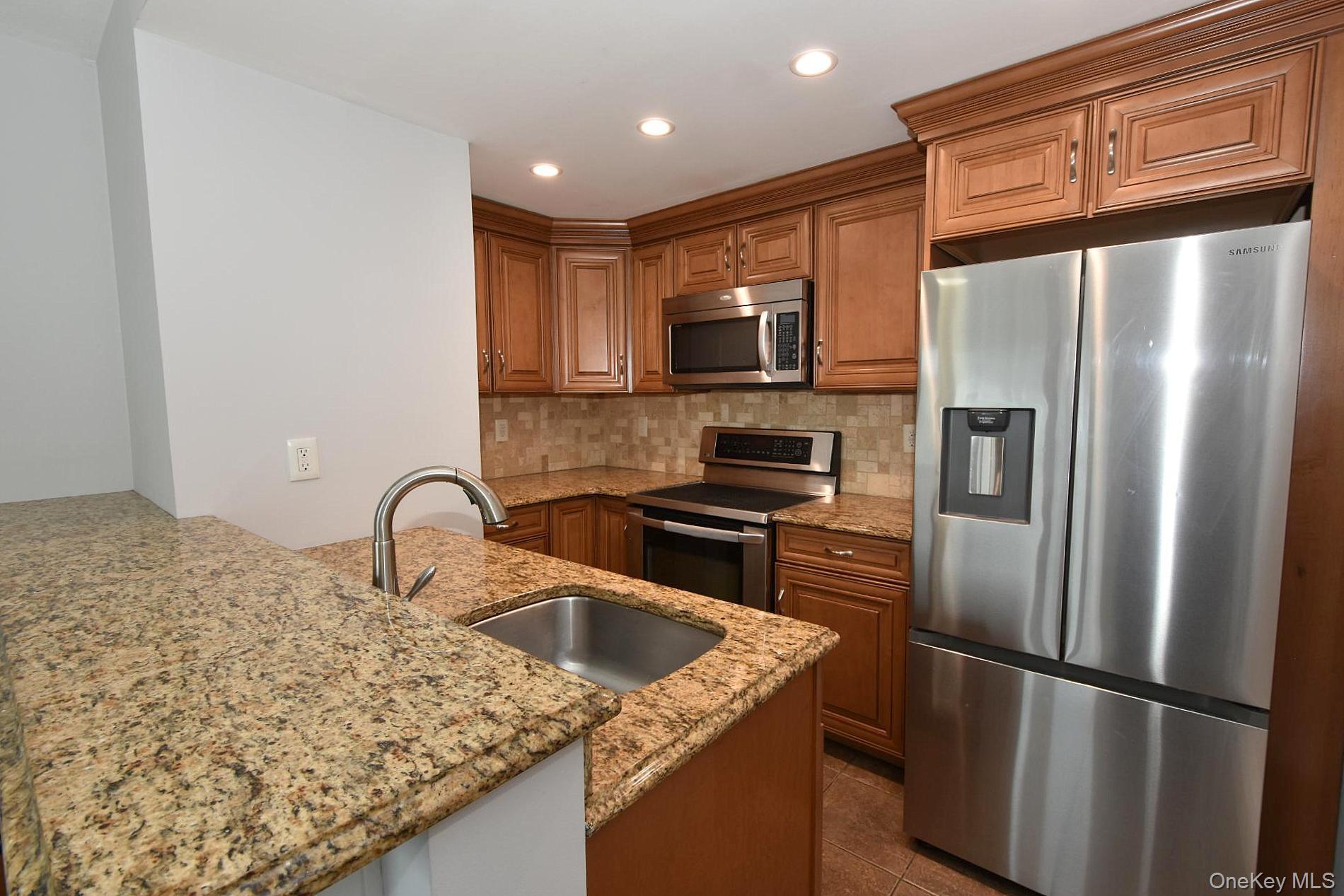 7 Swan Ln, Levittown, NY 11756 photo