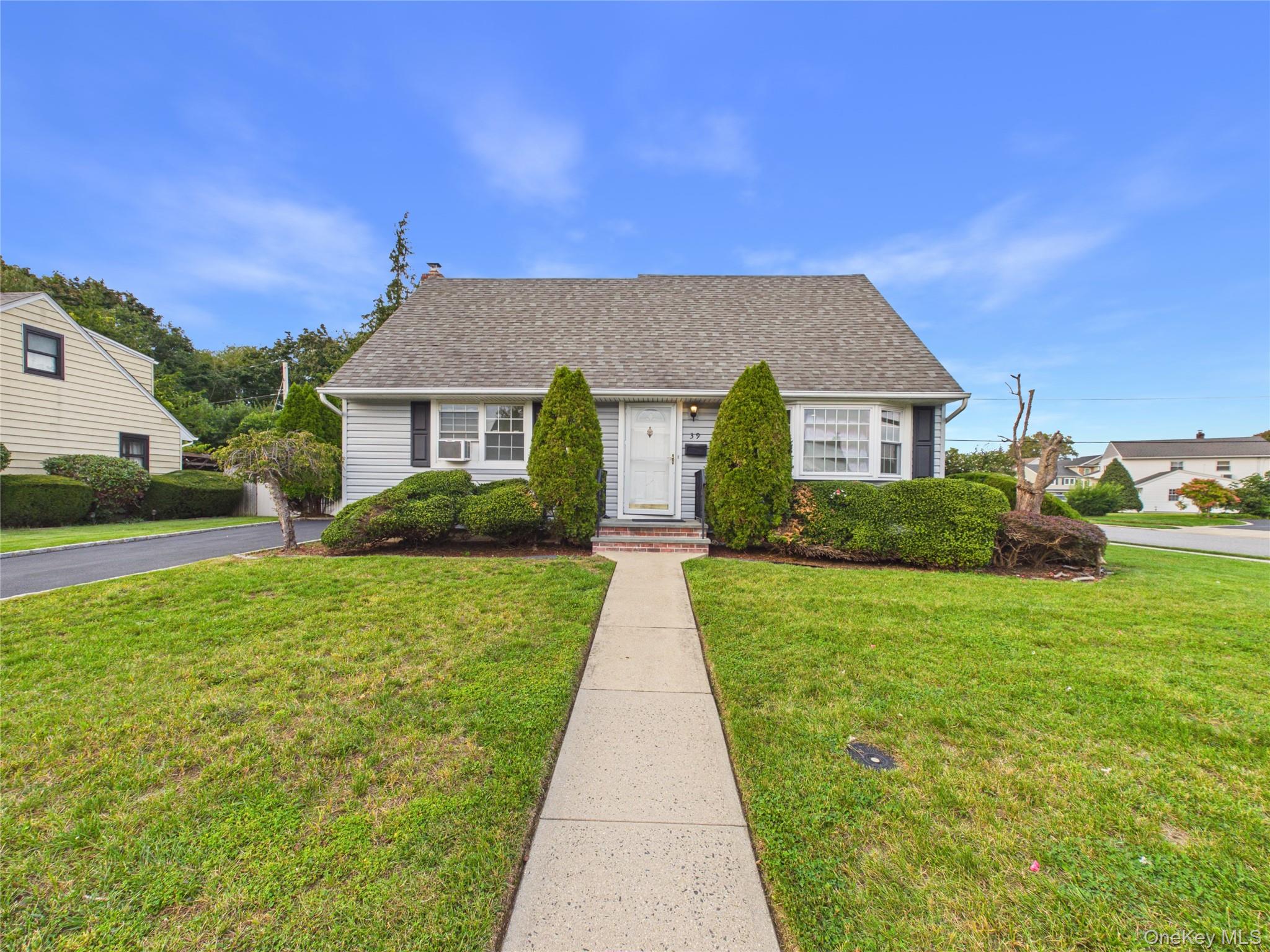 39 Croyden Ln, Hicksville, NY 11801