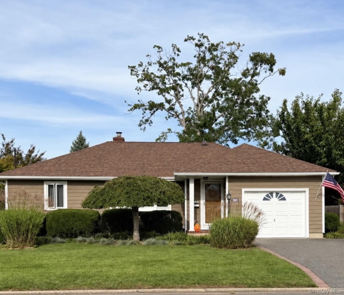 380 Clinton Ave, Lindenhurst, NY 11757