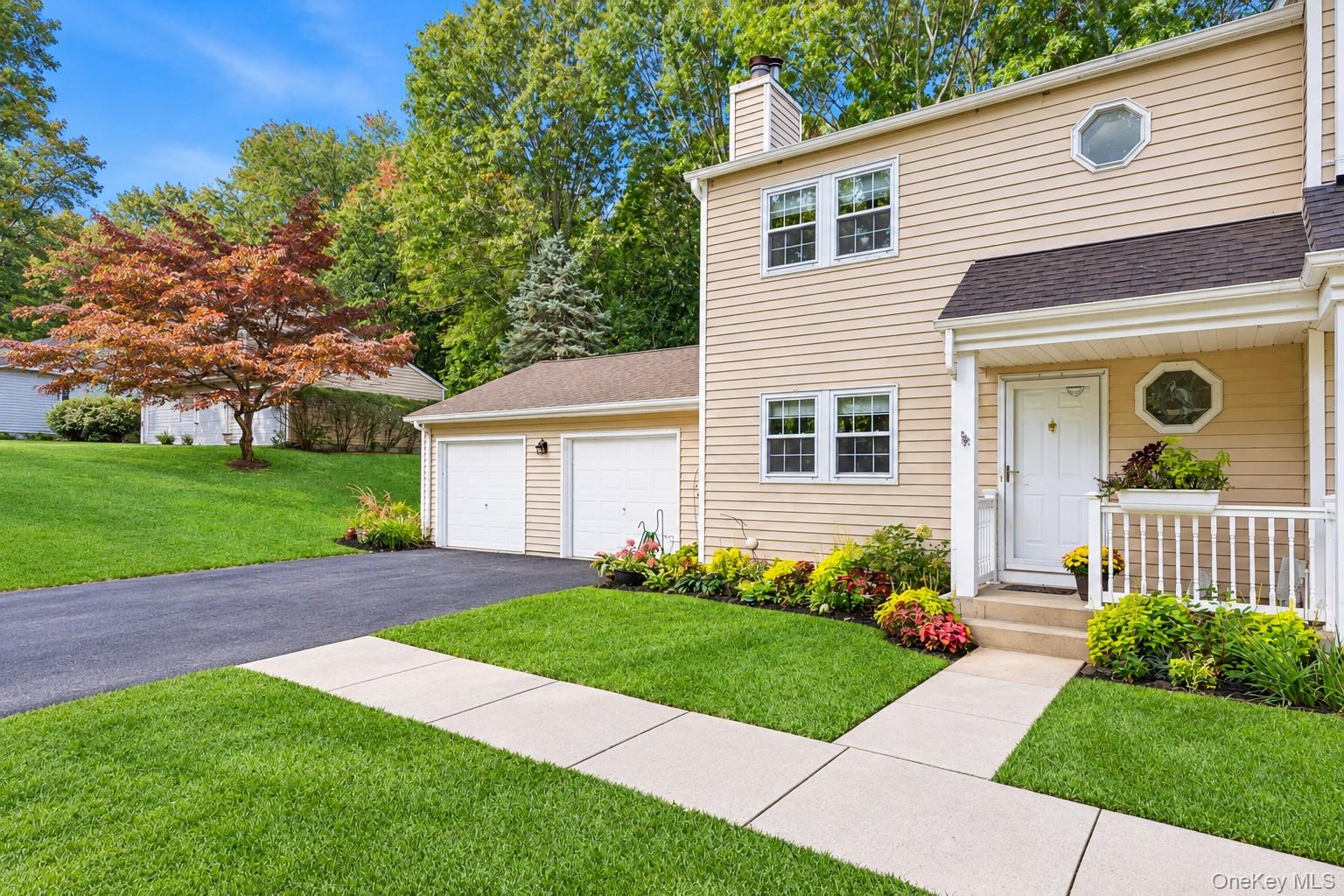 24 Huntington Cmns, Yaphank, NY 11980
