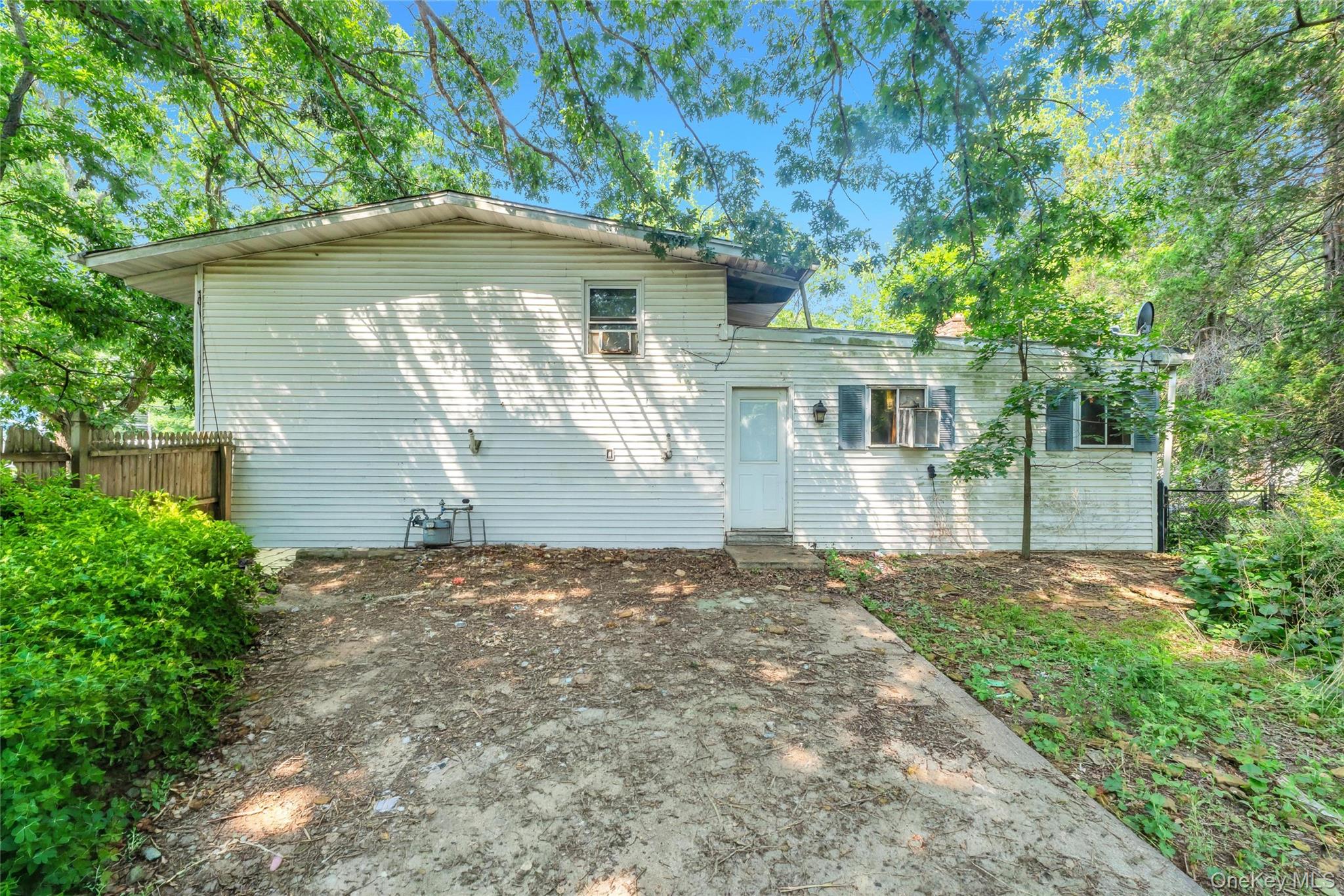 41 Arrowhead Ln, East Setauket, NY 11733 photo
