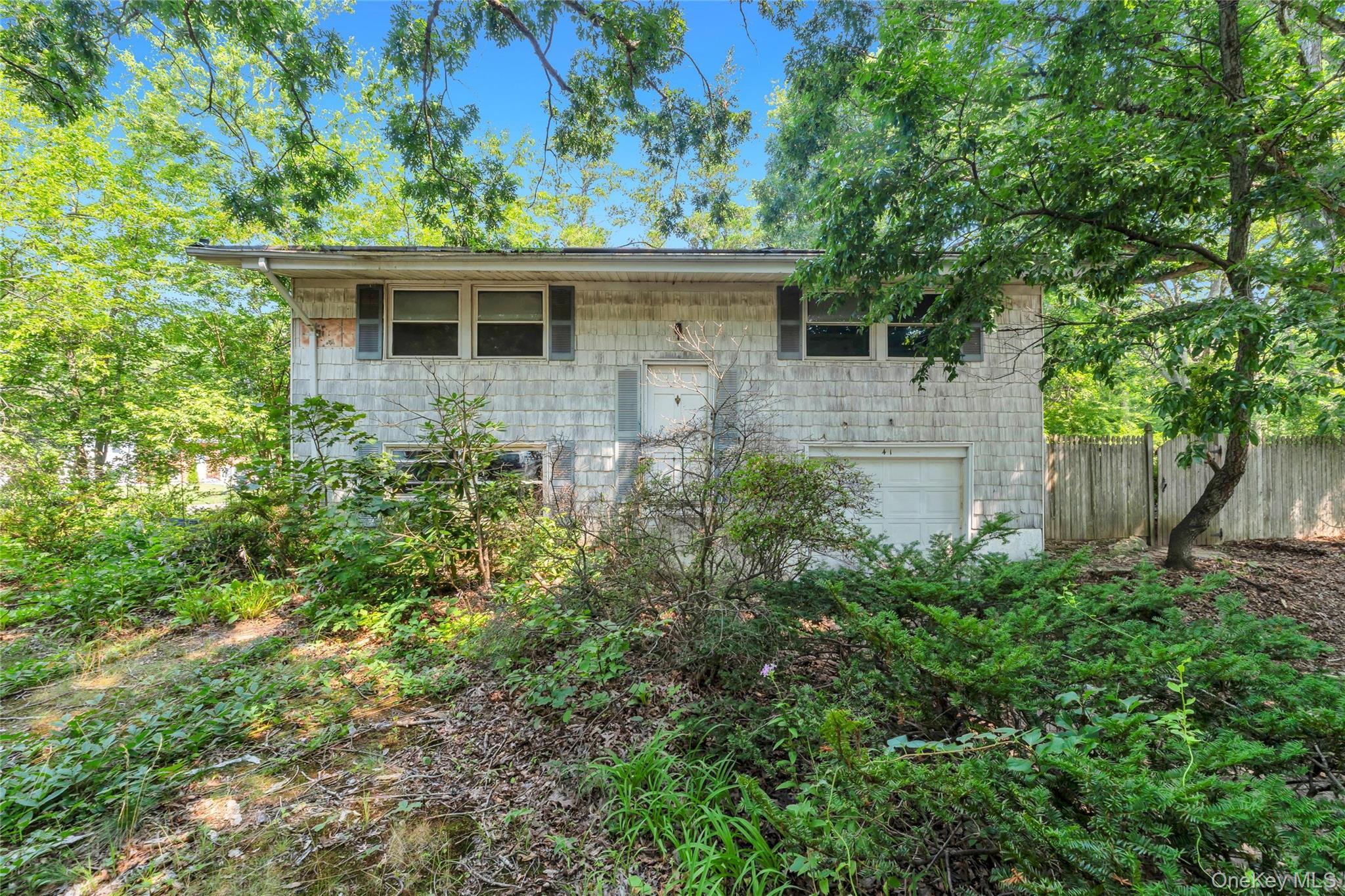 41 Arrowhead Ln, East Setauket, NY 11733