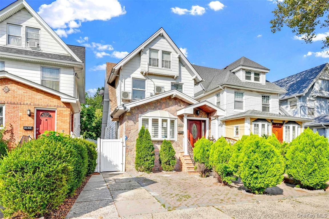 86 44 104th St, Richmond Hill, NY 11418