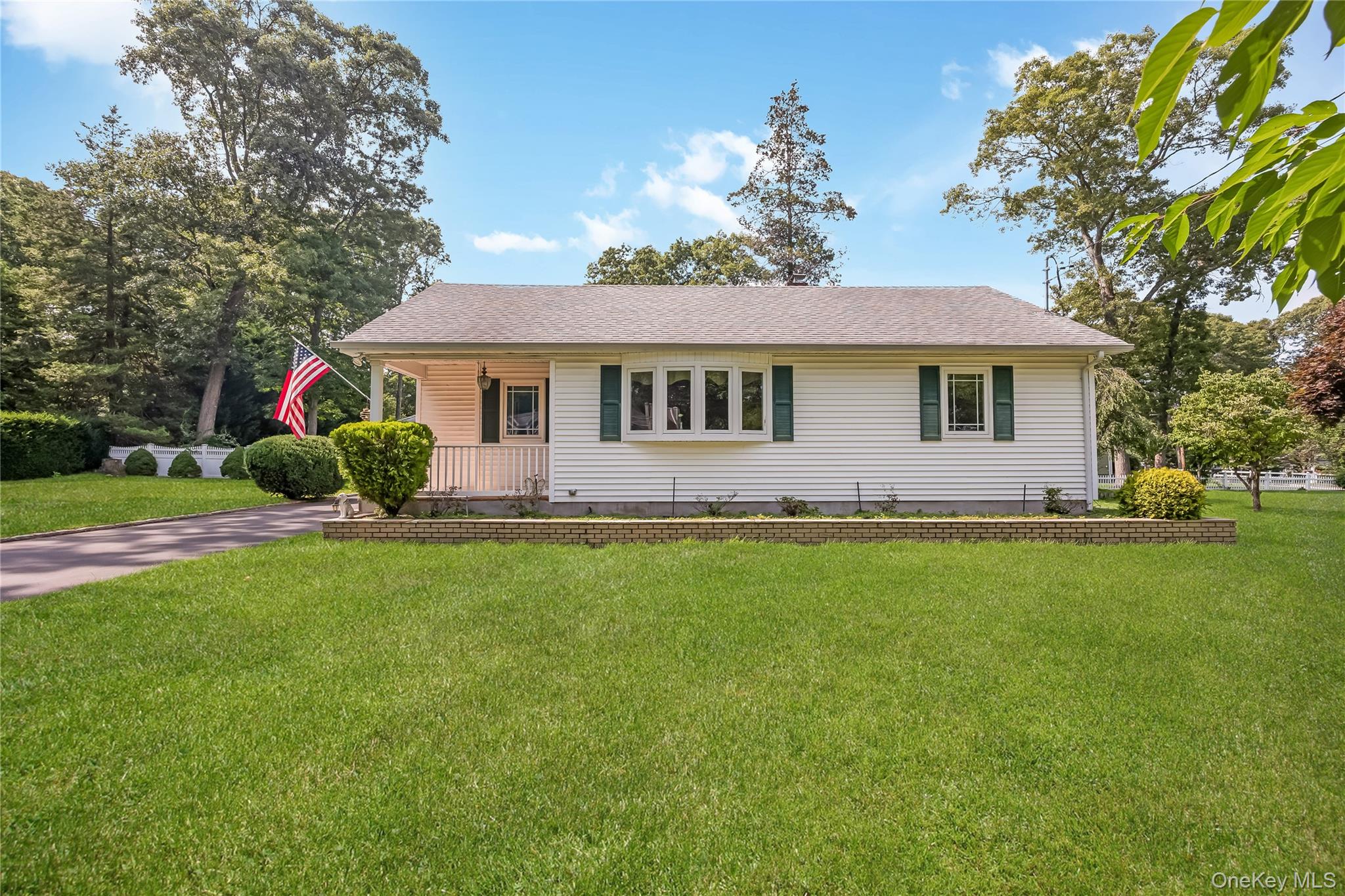 42 Pineacre Dr, Smithtown, NY 11787