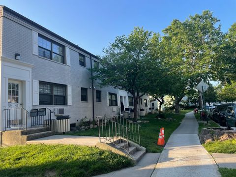 Stock Cooperative in Kew Garden Hills NY 136-05 68th Drive #B / 2nd Floor.jpg