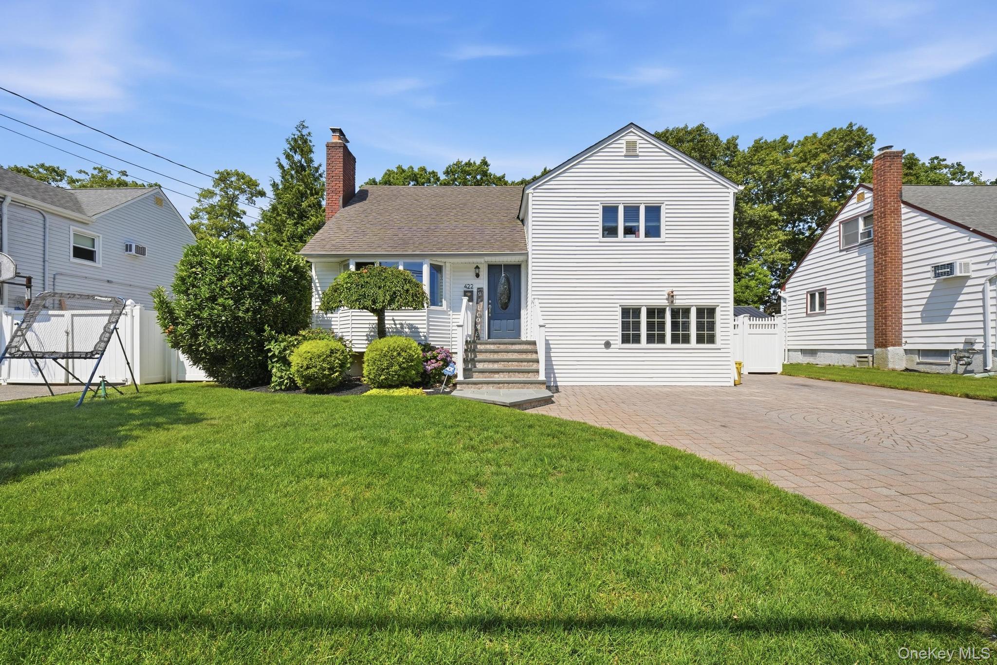 422 Park Ln, Massapequa Park, NY 11762