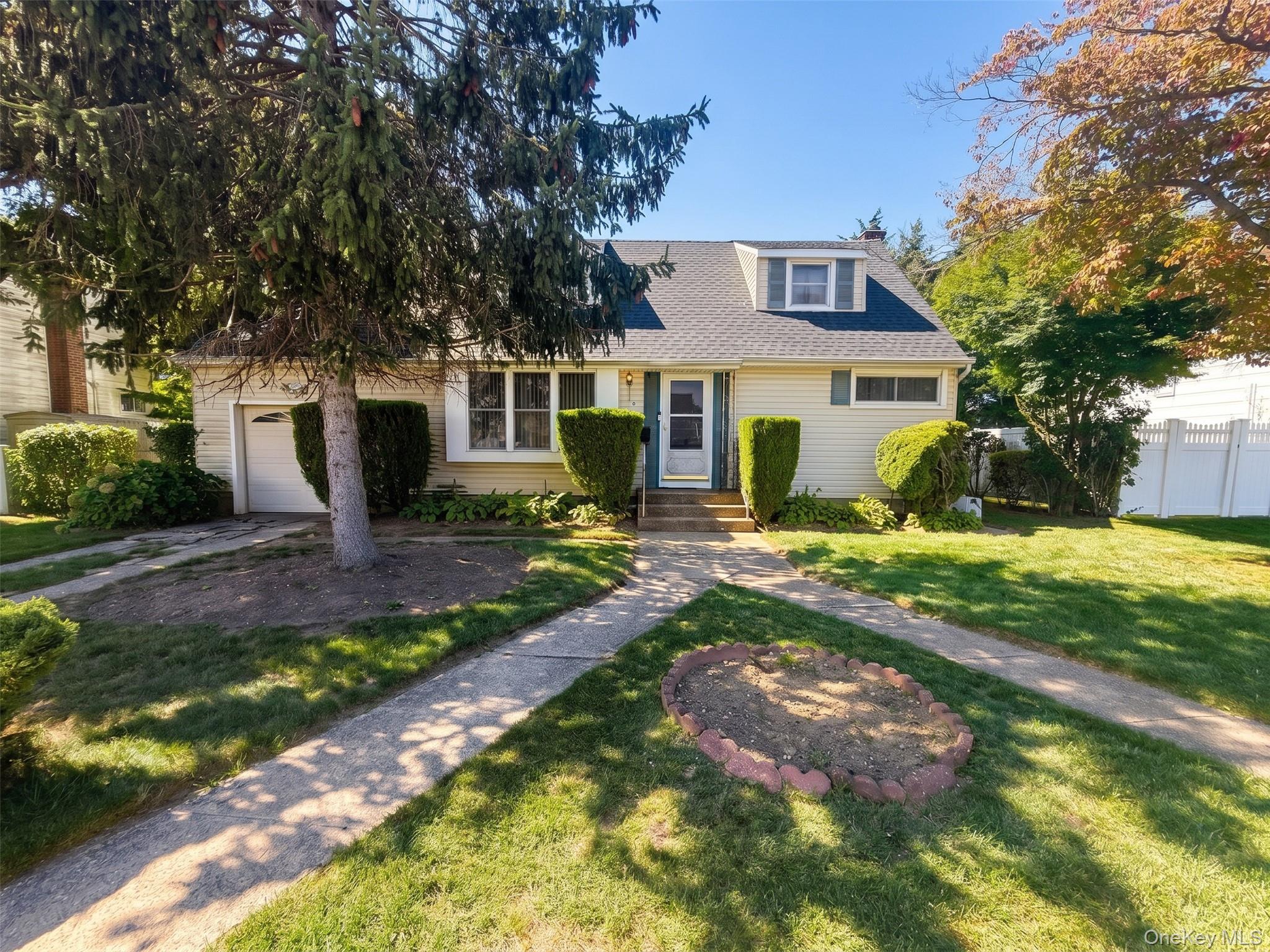 124 Westwood Rd, Massapequa Park, NY 11762