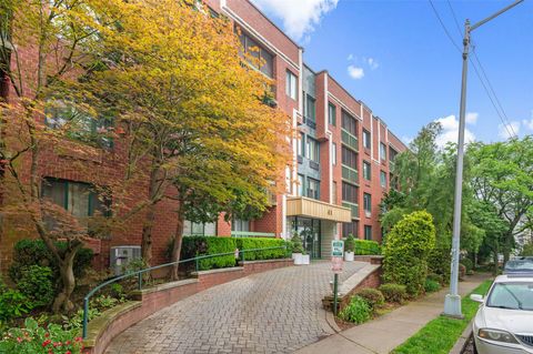 Condominium in Staten Island NY 41 Wellington Ct #1L.jpg