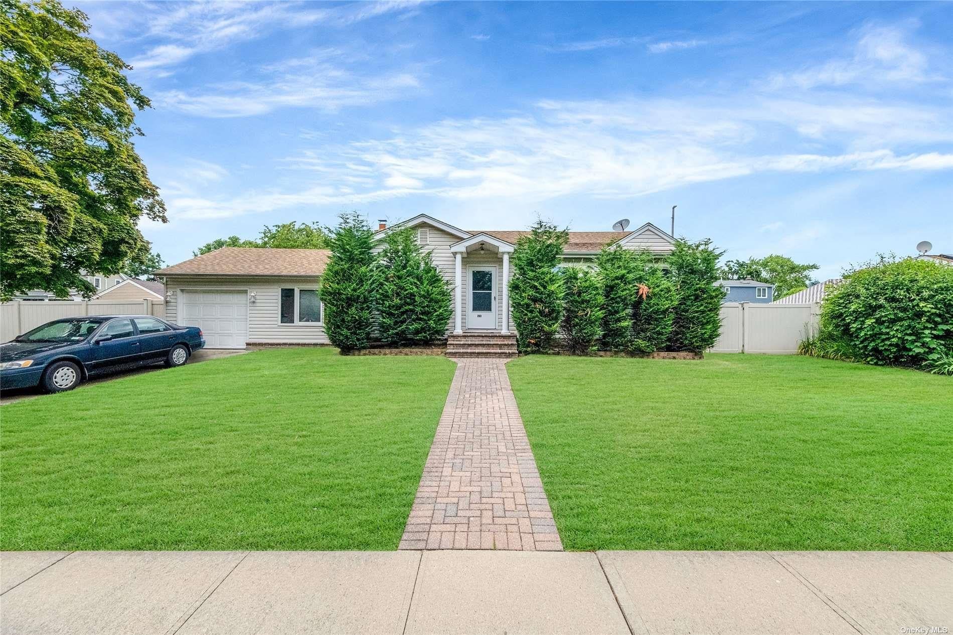 263 Park Dr, Massapequa, NY 11758