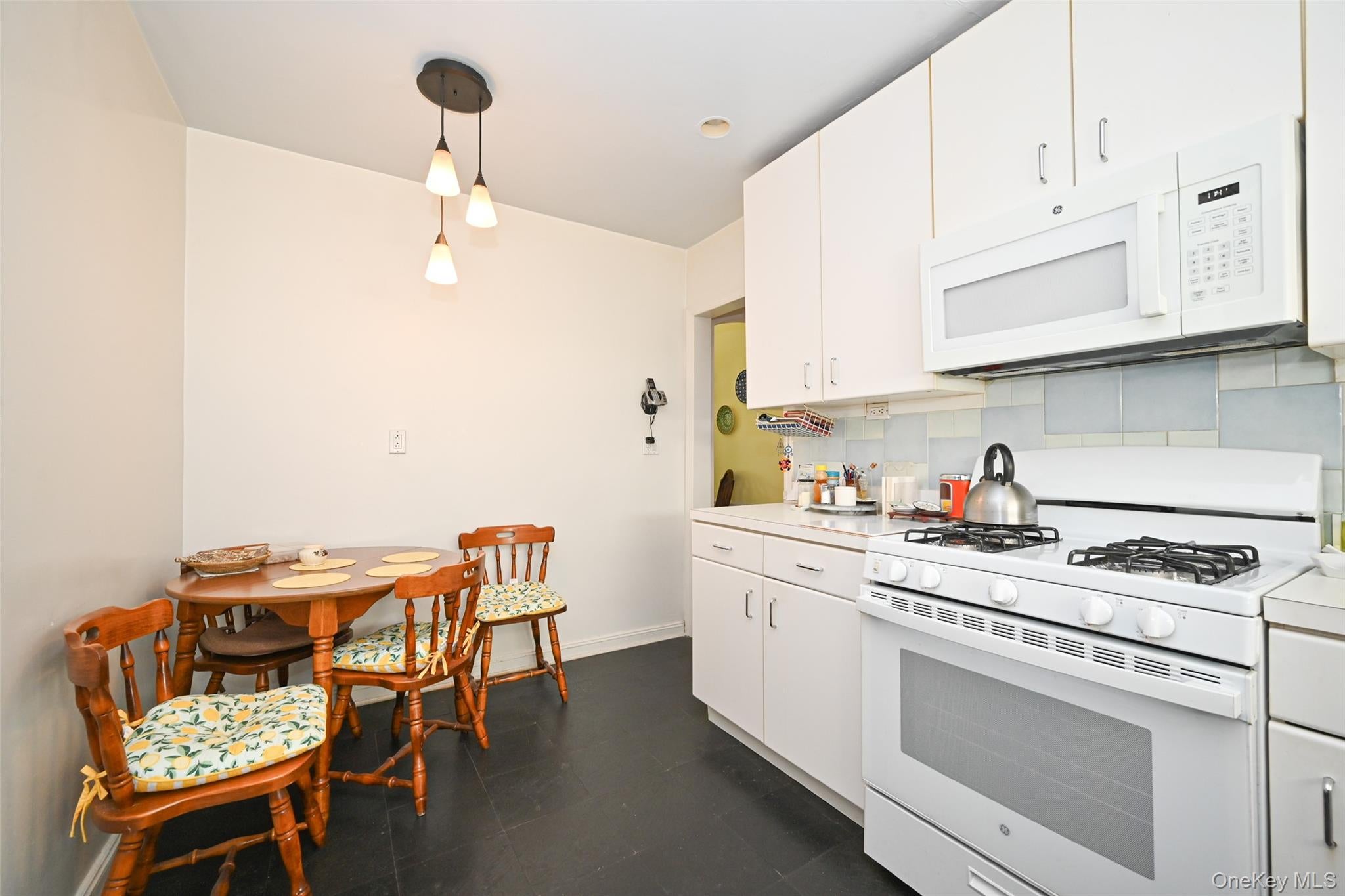 75 64 180th St, Fresh Meadows, NY 11366 photo