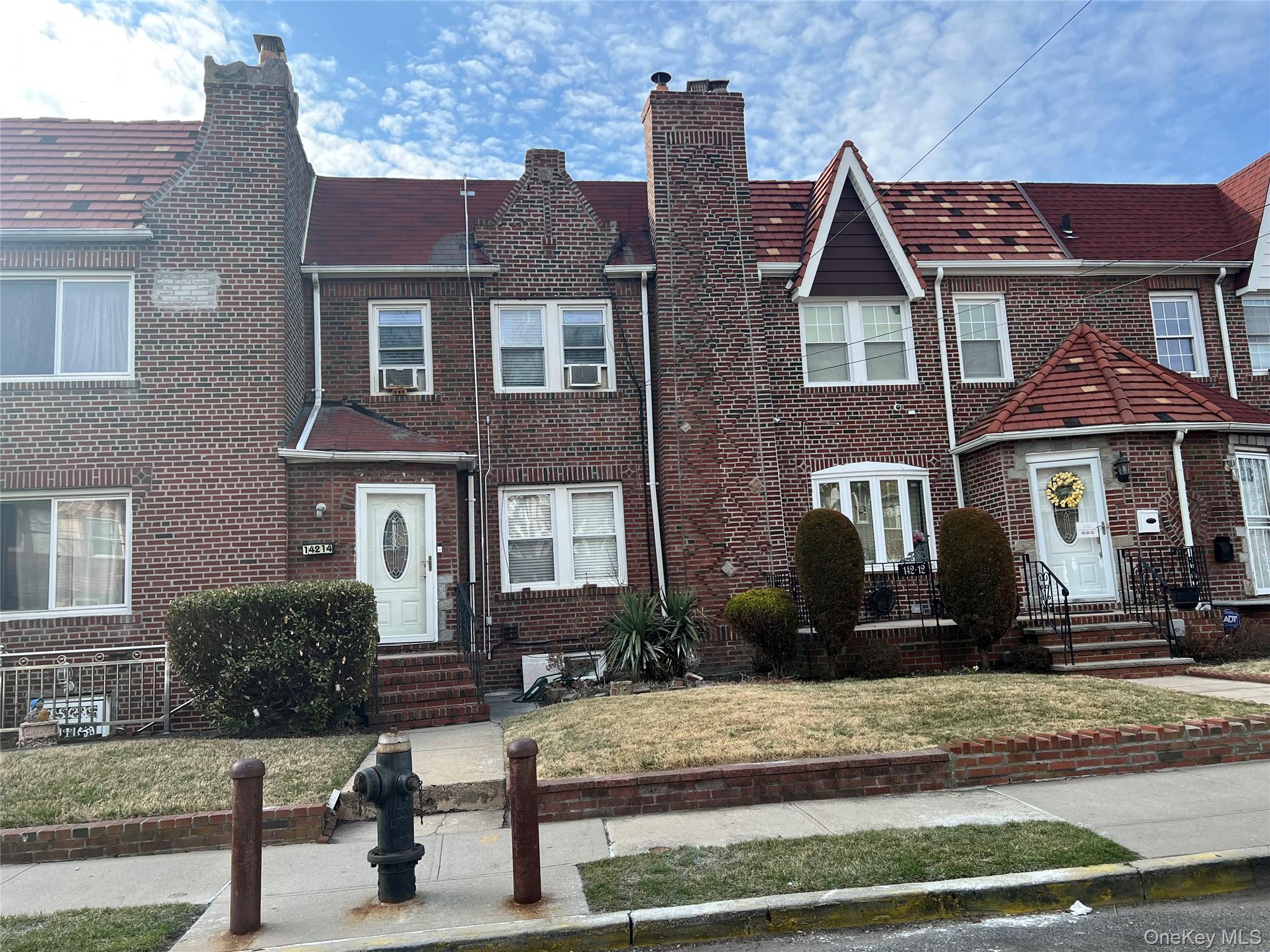 142 14 231st St, Laurelton, NY 11413