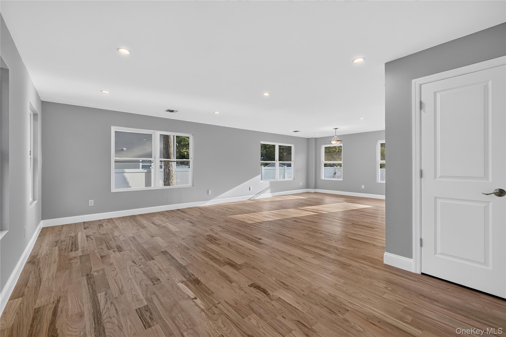 9 Oswego Pl, West Babylon, NY 11704 photo