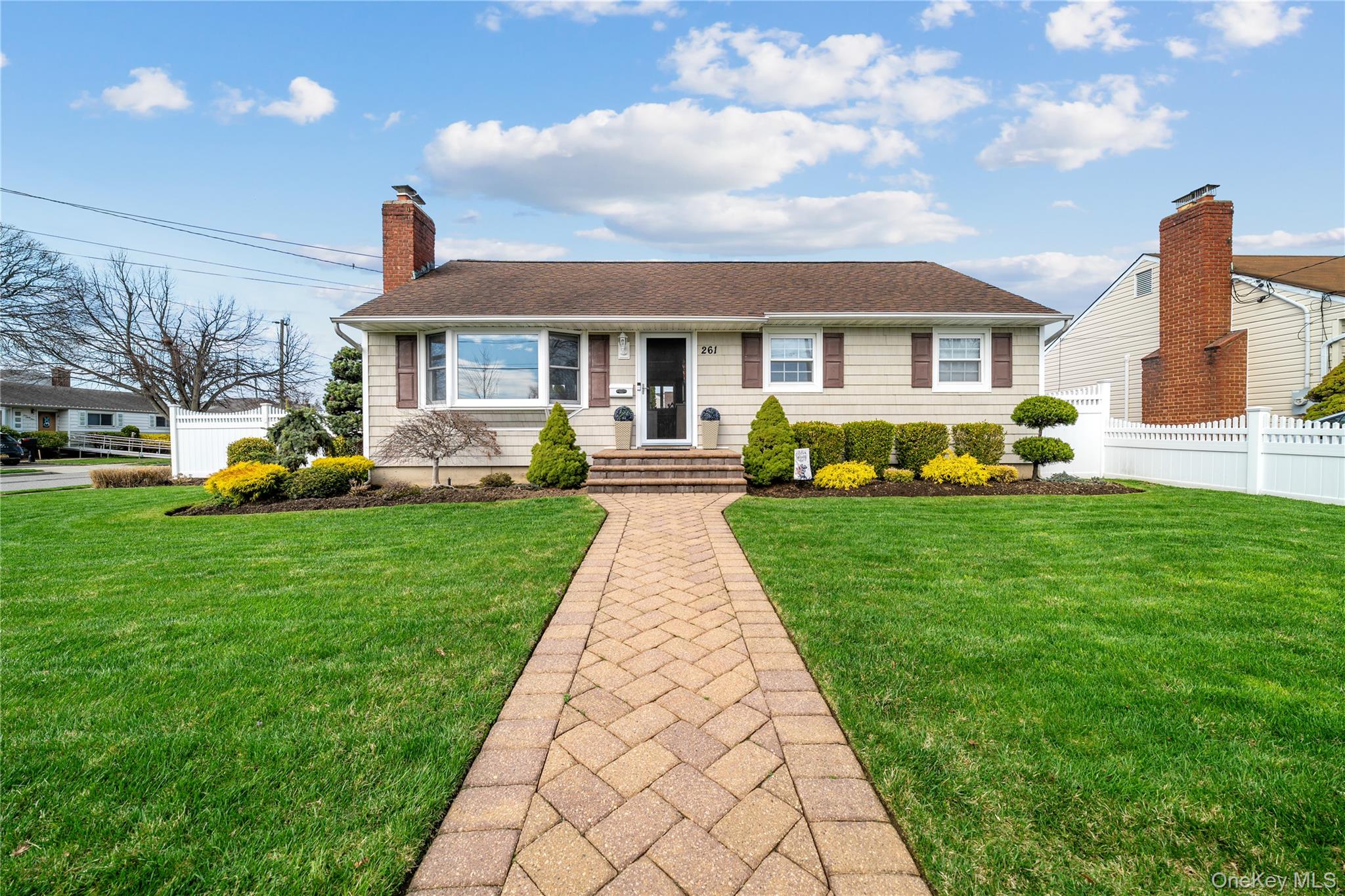 261 6th St, Bethpage, NY 11714