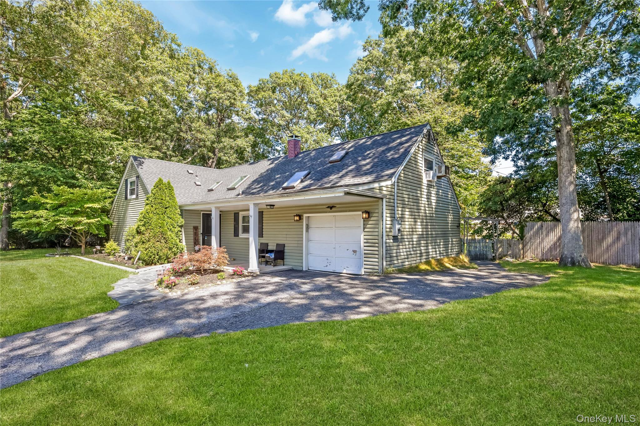 23 Lakeside Dr, Ronkonkoma, NY 11779 photo
