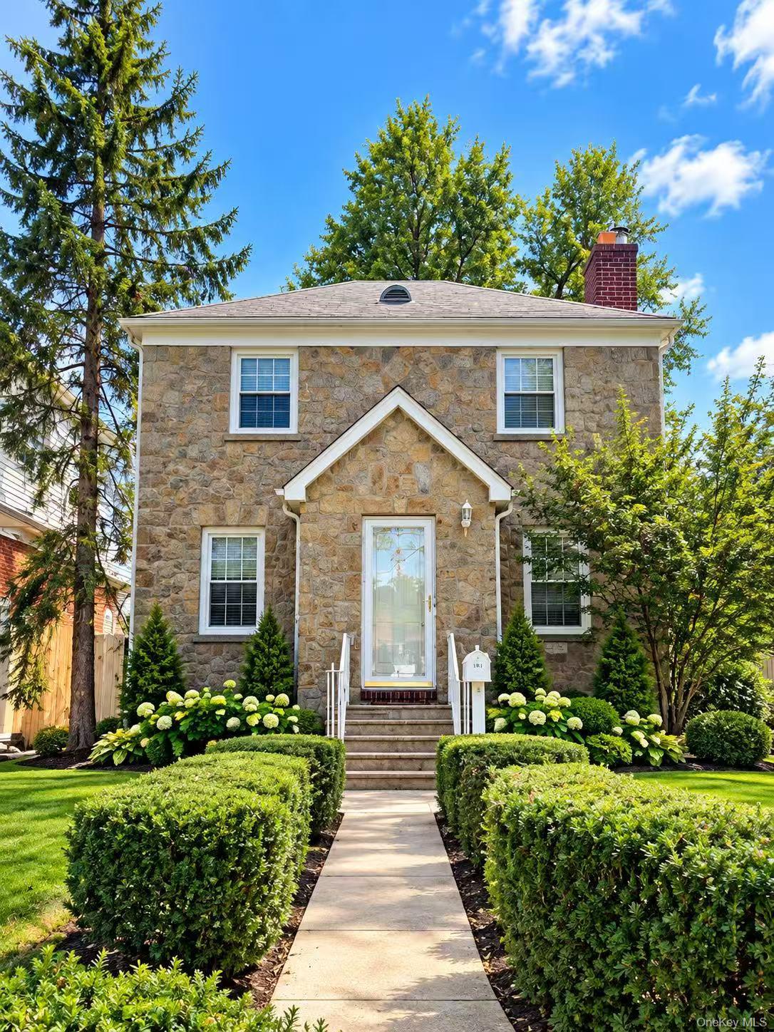 120 2 9th Ave, College Point, NY 11356
