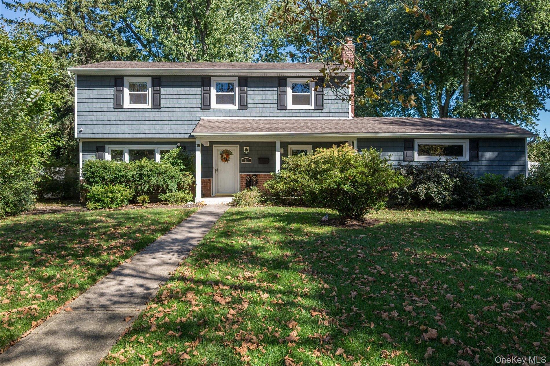 18 Meadow Lark Dr, East Northport, NY 11731