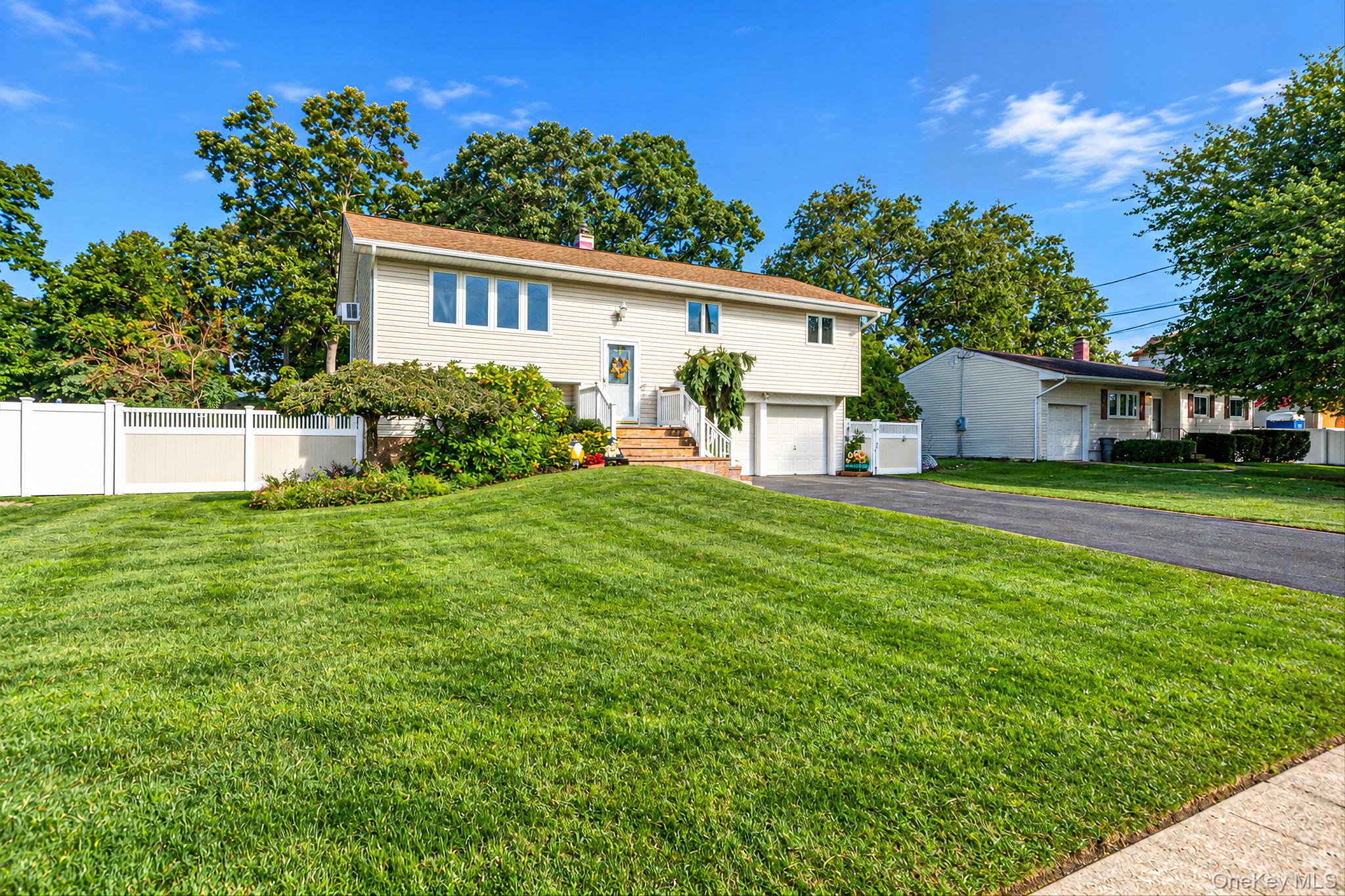 251 Manhasset St, Islip Terrace, NY 11752 photo