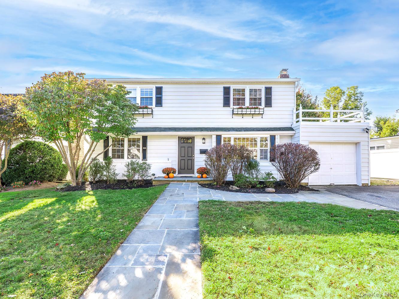 11 University Pl, Glen Head, NY 11545